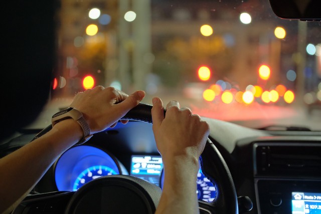 Samochody zamawiane za pomocą aplikacji są często tańsze i mają możliwość sprawdzenia lokalizacji za pomocą telefonu. Ich kierowcy jednak często nie muszą posiadać licencji, co niestety także przekłada się na bezpieczeństwo kobiet podczas przejazdów.