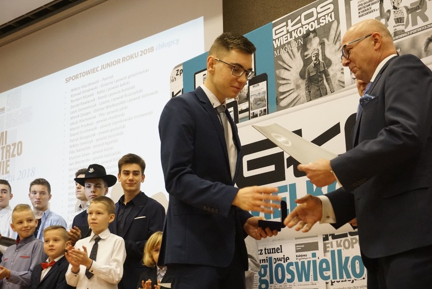 Laureaci odbierali statuetki i nagrody od partnerów naszego...