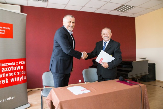 Na zdjęciu: uroczyste podpisanie umowy sponsoringowej w ubiegłym roku. Od lewej - Jacek Podgórski, prezes Zarządu Anwil SA, obok - Marian Szczepański, założyciel i dyrygent Chóru "Canto"