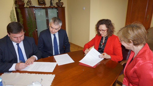 Podpisanie umowy na dofinansowanie wymiany lampy tomografu w staszowskim szpitalu