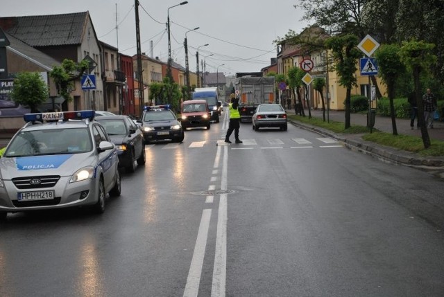 Na przejściu przez krajową "dwunastkę&#8221; doszło do potrącenia pieszej. Do czasu wykonaniu niezbędnych czynności ruchem na drodze kierowali policjanci. 