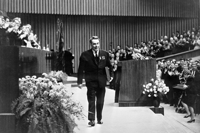 Breżniew na sesji plenarnej KC Komsomołu w 1968 roku