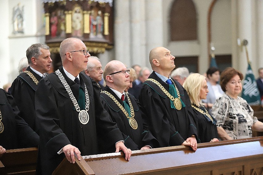 70-lecie Izby Adwokackiej w Łodzi. Adwokaci na mszy św. w łódzkiej katedrze