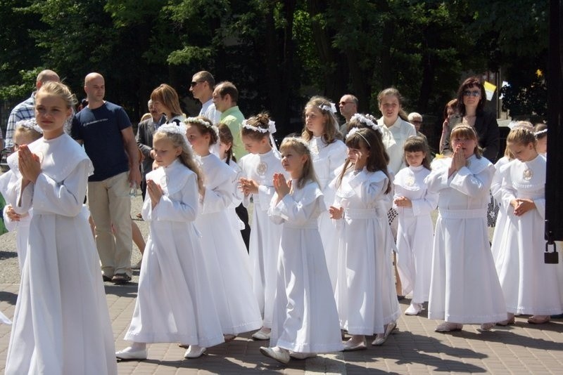 Boże Ciało 2014 w Zabrzu: procesja z kościoła św.Anny w...