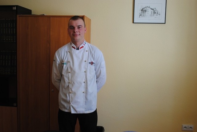 Krzysztof Bielawski , kucharz rodem z Koronowa, w służbowym uniformie