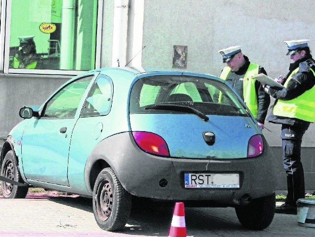 Na miejscu wypadku pracowali policjanci ruchu drogowego, zabezpieczając ślady.