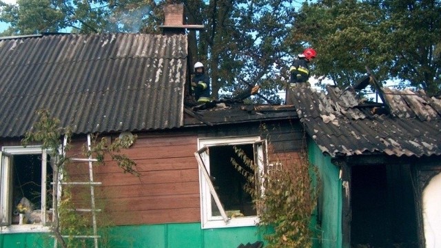 W pożarze w miejscowości Mostki w gminie Zwoleń został poparzony mężczyzna. Dom, z którego go wyniesiono spalił się.