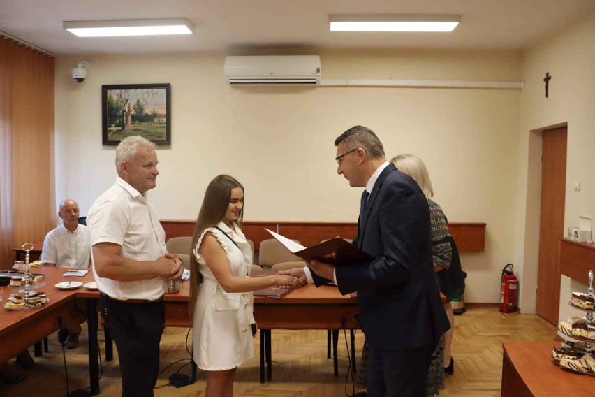 Wójt gminy Sobków przyznał stypendia dla najzdolniejszych uczniów szkół podstawowych z gminy. Zobaczcie zdjęcia z ich wręczenia