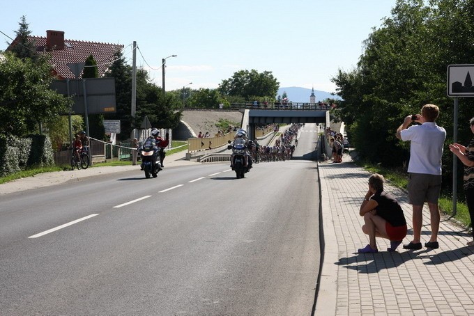 Wyścig opuszcza Prudnik. Zdjęcia przysłał internauta...