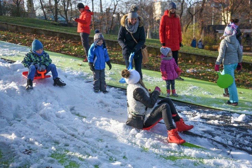 Dla dzieci możliwość zjeżdżania po śniegu było nie lada...