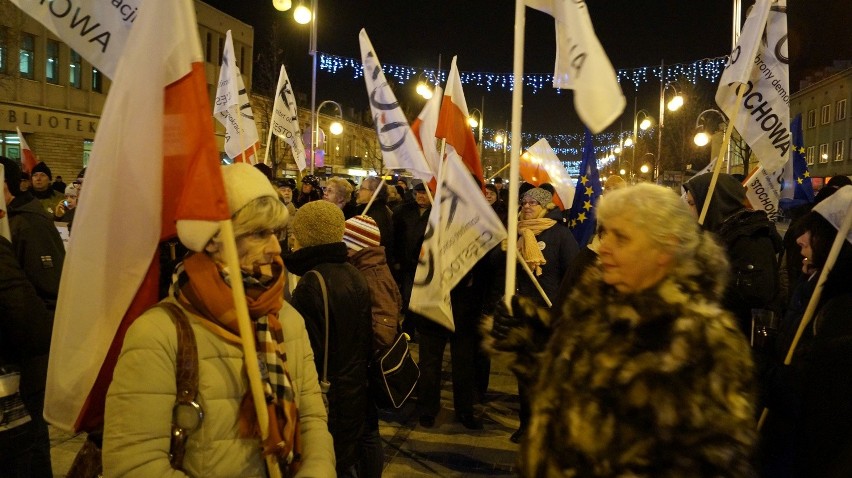 Demonstracja KOD w Częstochowie. "Demokracjo spoczywaj w...