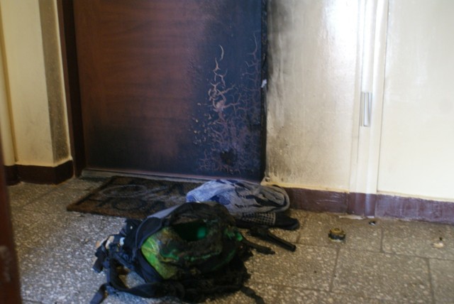 Policja w Kaliszu szuka sprawcy, który dwukrotnie w ciągi kilkunastu godzin podpalał drzwi w jednym z bloków przy ulicy Staszica. W poniedziałek wieczorem płonęły drzwi wejściowe na klatkę. We wtorek ogień został podłożony przed jednym z mieszkań.