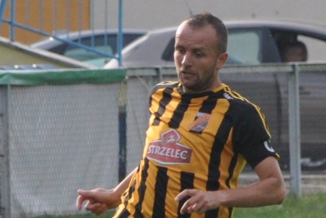 Cezary Osiński był jednym z wyróżniających się graczy Naprzodu Jędrzejów w meczu w Staszowie.