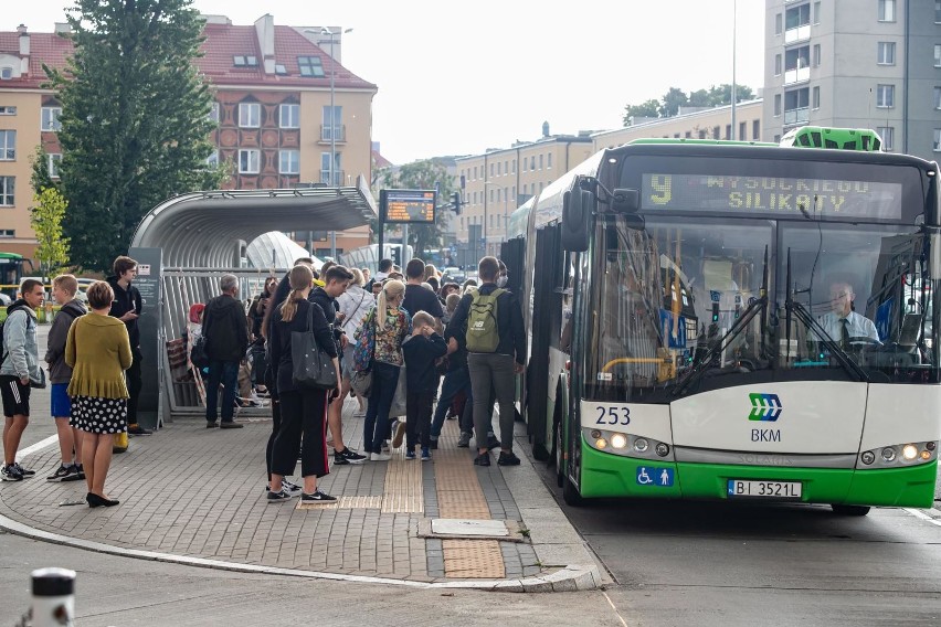 W autobusach bardzo trudno zachować dystans społeczny....