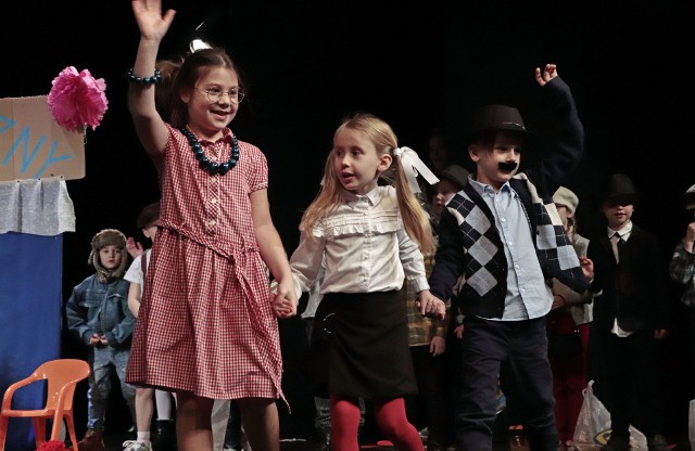 Teatralny Dzień Babci i Dziadka w wykonaniu uczniów najmłodszych klas ze Szkoły Podstawowej  w Wałdowie Szlacheckim
