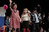 Na Dzień Babci i Dziadka seniorów do teatru w Grudziądzu zaprosiły dzieci ze szkoły w Wałdowie Szlacheckim. Mamy zdjęcia