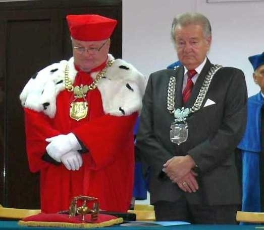 Z lewej były już rektor WSE dr Janusz Bek i założyciel uczelni prof. Janusz Merski, na inauguracji roku akademickiego w październiku.