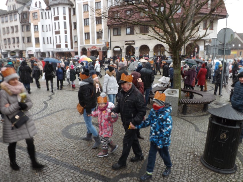 Pierwszy Orszak Trzech Króli w Kołobrzegu. Wyruszył po mszy odprawionej w bazylice [ZDJĘCIA] 