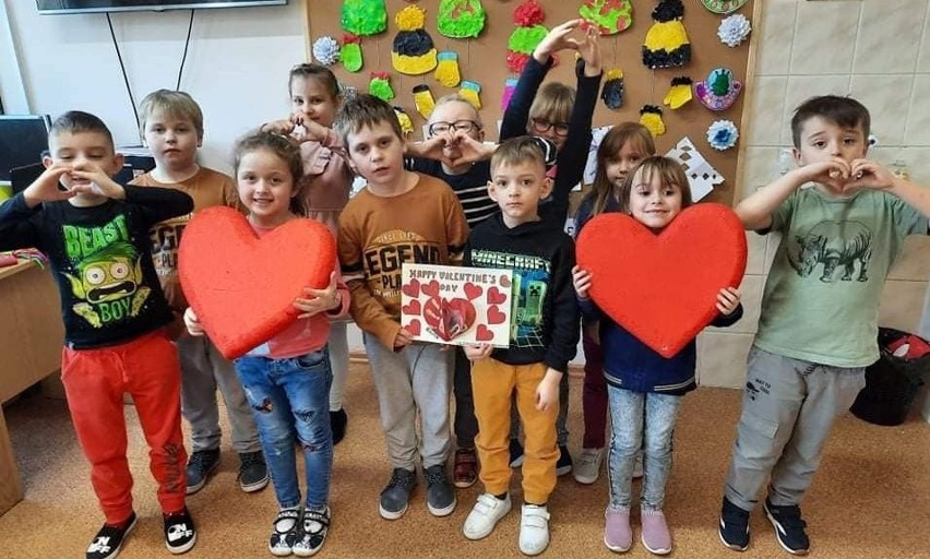 Walentynki dla Irenki w szkole w Adamowie. Dzieci robiły laurki dla najstarszej uczennicy w Polsce. Zobaczcie zdjęcia