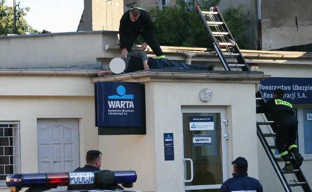 Pijany mieszkaniec zasnął na dachu Warty w Barlinku.