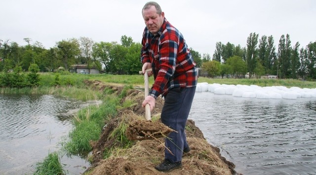 Jerzy Szydłowski sam usypał wał, który ma chronić jego zakład. Nie wie jednak, jak długo nasyp wytrzyma napór wody, która pojawiła się już po drugiej stronie.