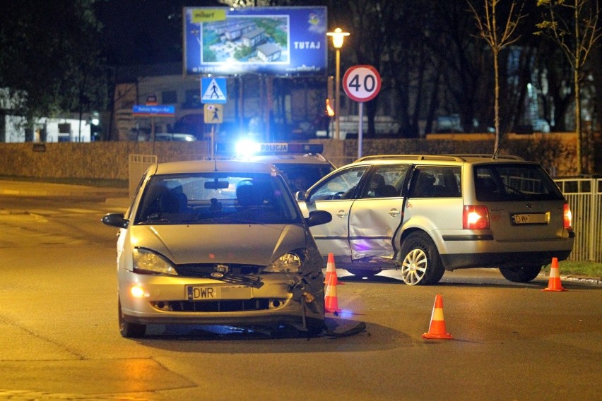 Wrocław: Wypadek na Sołtysowickiej. Jedna osoba poszkodowana (ZDJĘCIA)