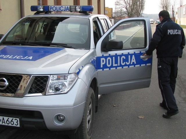 Właśnie tym samochodem - Nissanem Pathfinder policjant samowolnie konwojował wesele w Redkowicach.