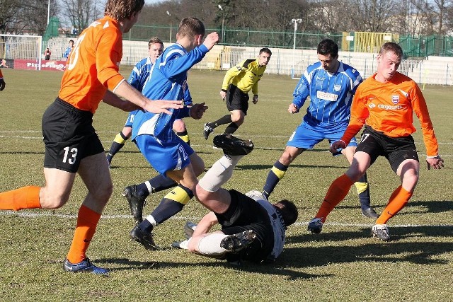 W pierwszym tegorocznym meczu na stadionie przy ul. Olimpijskiej gorzowianie (w niebieskich strojach) wygrali 1:0 z Kolejarzem Stróże. Czy powtórzą ten wynik w pojedynku z innym beniaminkiem z Małopolski?