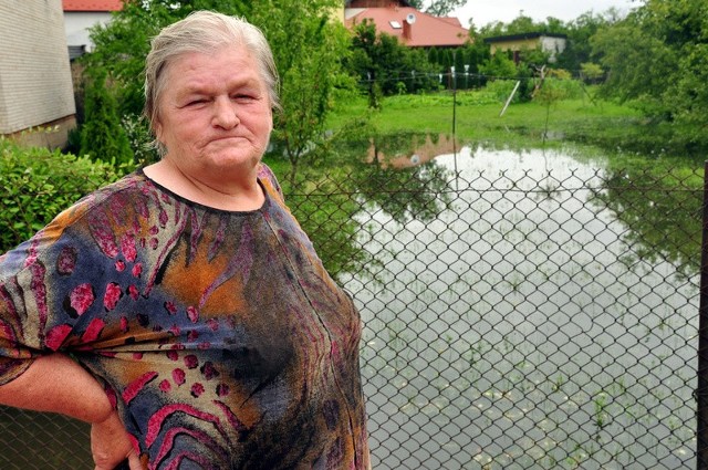 - Nasze podwórko prawie całe stoi w wodzie - pokazuje Jadwiga Sadowska.