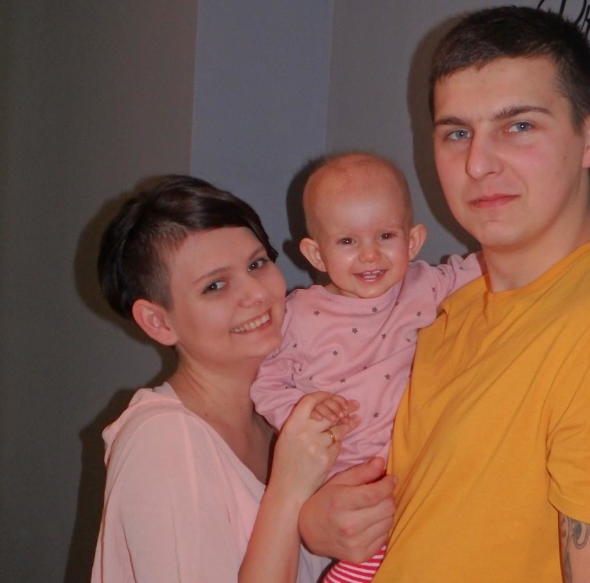 15-miesięczna Lenka z Brzezinki wspólnie z rodzicami dzielnie walczy z groźną chorobą