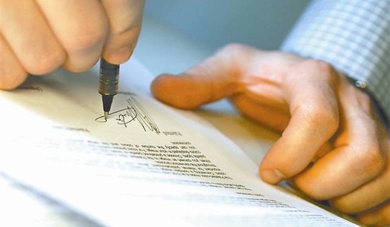 Umowa przedwstępna kupna i sprzedaży nieruchomości - czym jest, czemu służy i czy trzeba ją podpisywać?