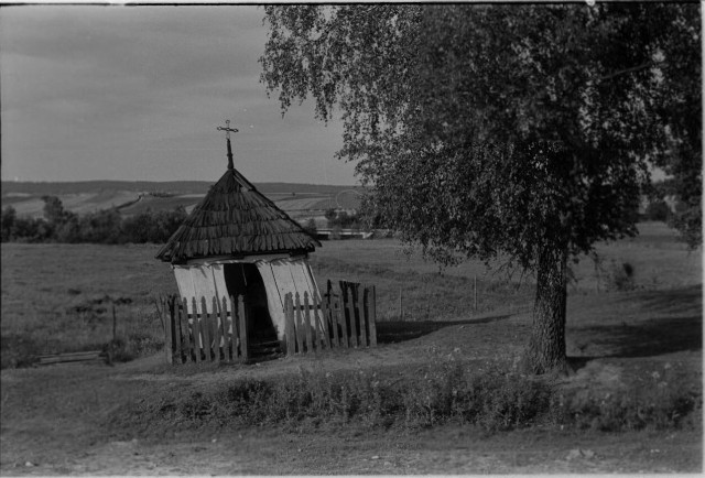 Kapliczka w formie domku sfotografowana w latach 60. XX wieku.