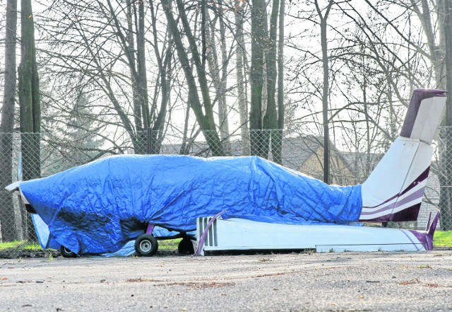 Wrak awionetki jest zabezpieczony na policyjnym parkingu