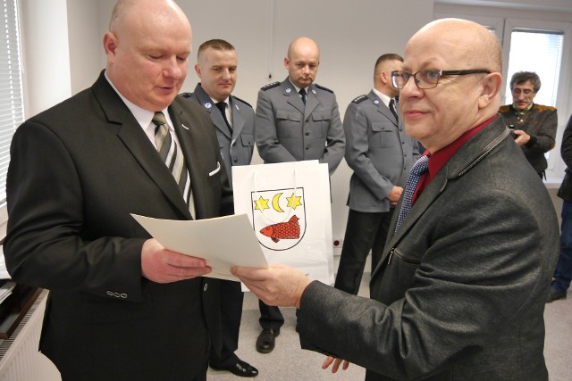 Burmistrz Kowalewa Andrzej Grabowski przekazał Piotrowi Pipczyńskiemu  list z podziękowaniami oraz upominek.