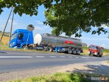 Wypadek w Grochowcu. Na DW 241 samochód ciężarowy wpadł do rowu