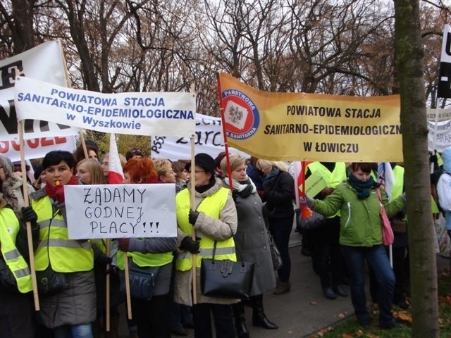 Pracownicy wyszkowskiego Sanepidu protestowali przed kancelarią premiera z kolegami z Inspekcji Sanitarnej z całej Polski