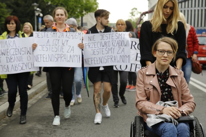 Minister Rafalska ponownie spotkała się z rodzicami osób niepełnosprawnych. Porozumienia wciąż brak 