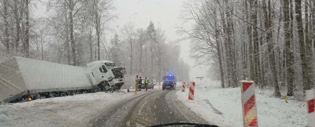 Kolejny wypadek. Na drodze jest bardzo ślisko. Na trasie Bytów-Borzytuchom tir zderzył się z osobówką. Przejazd jest utrudniony. Policja apeluje o ostrożność.