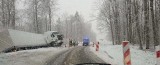 Uwaga! Bardzo ślisko. Tir w rowie na trasie Bytów-Borzytuchom. Auto zderzyło się z osobówką (zdjęcia)