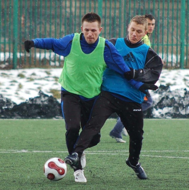 Piłkarze Broni (w niebieskich strojach) zagrają w niedzielę w Zwoleniu ze Zwolenianką