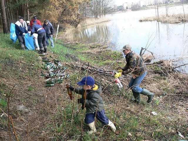 Suchedniowscy wędkarze w sobotę nad brzegami zalewu miejskiego zebrali 40 wielkich worków śmieci.