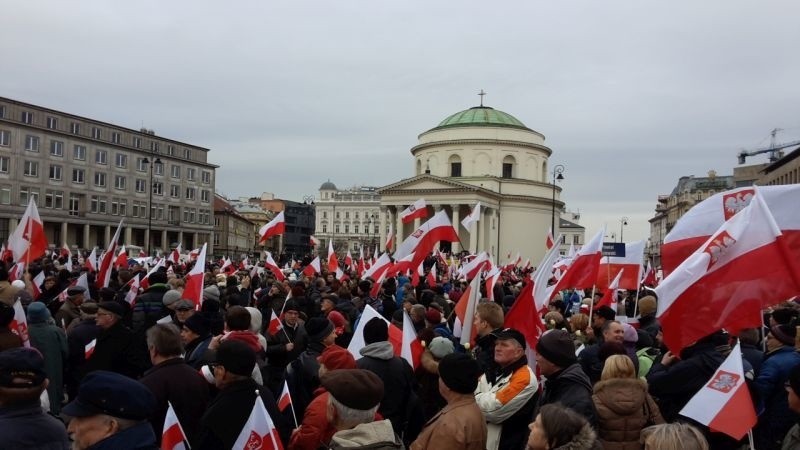 - Delegacja z naszego powiatu niosła polskie flagi i...
