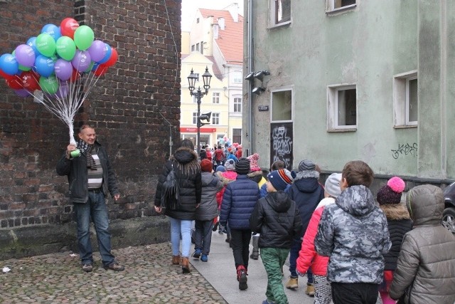 Happening na placu przed Brzeskim Centrum Kultury był kolejnym punktem obchodów przypadającego na niedzielę Dnia Praw Dziecka.