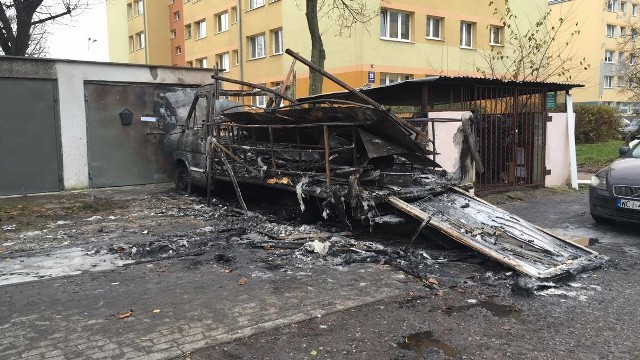 Pożar samochodów w Gdańsku. Spłonął mercedes sprinter [26.11.2017]