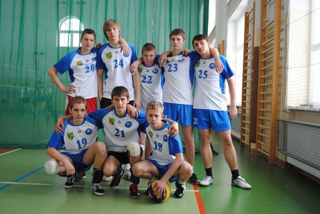 Chłopcy z gimnazjum wygrali zawody w koszykówce
