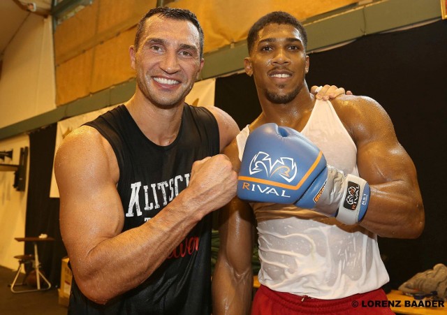 Władimir Kliczko (z lewej) i Anthony Joshua