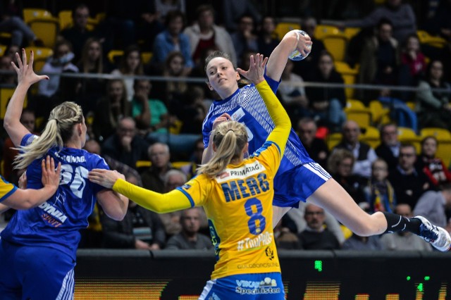 Alicja Pękala (na zdjęciu z piłką) od nowego sezonu będzie zawodniczką Suzuki Korony Handball Kielce.