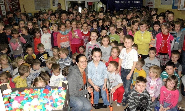 Martynka z mamą Anetą (w środku) w otoczeniu uczniów SP w Osieku.