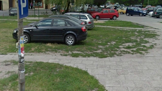 Wrocław, na Gaju mieszkańcy zostawiają samochody gdzie popadnie