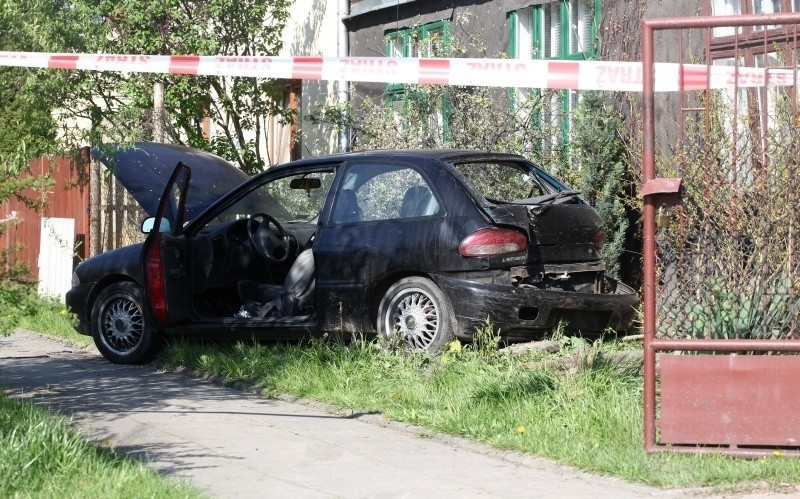 Auto wjechało w dom przy ul. Komorniki! Kierowca i pasażer uciekli [FILM, zdjęcia]